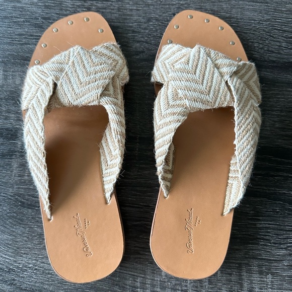 Universal Thread Sandals - Picture 5 of 6